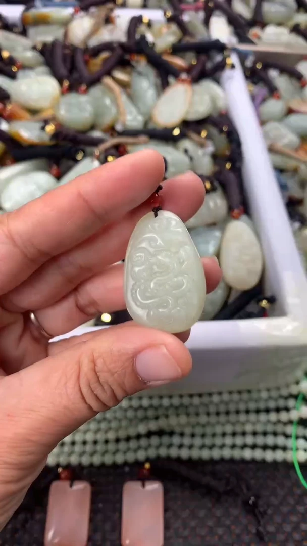 【闪购商品】和田玉颈饰未镶嵌多样性发货没有证书，拍一发一.有瑕