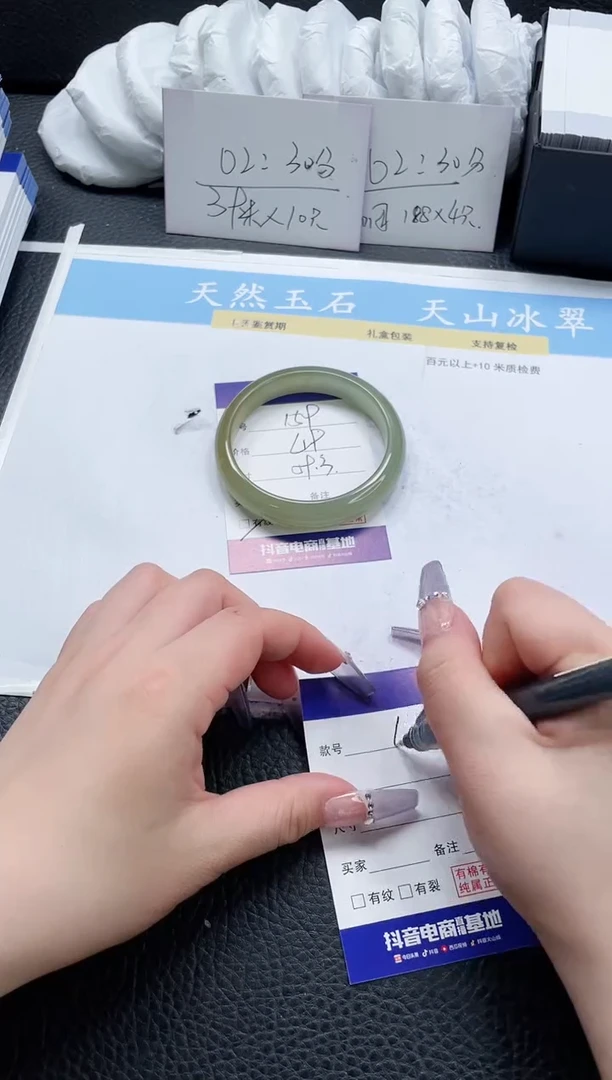 【闪购商品】石英质玉手镯未镶嵌159-59