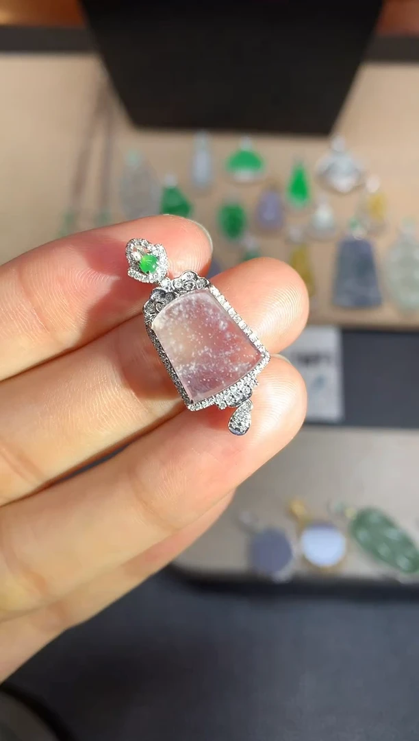 颈饰18K金镶嵌翡翠无事牌【无服务费