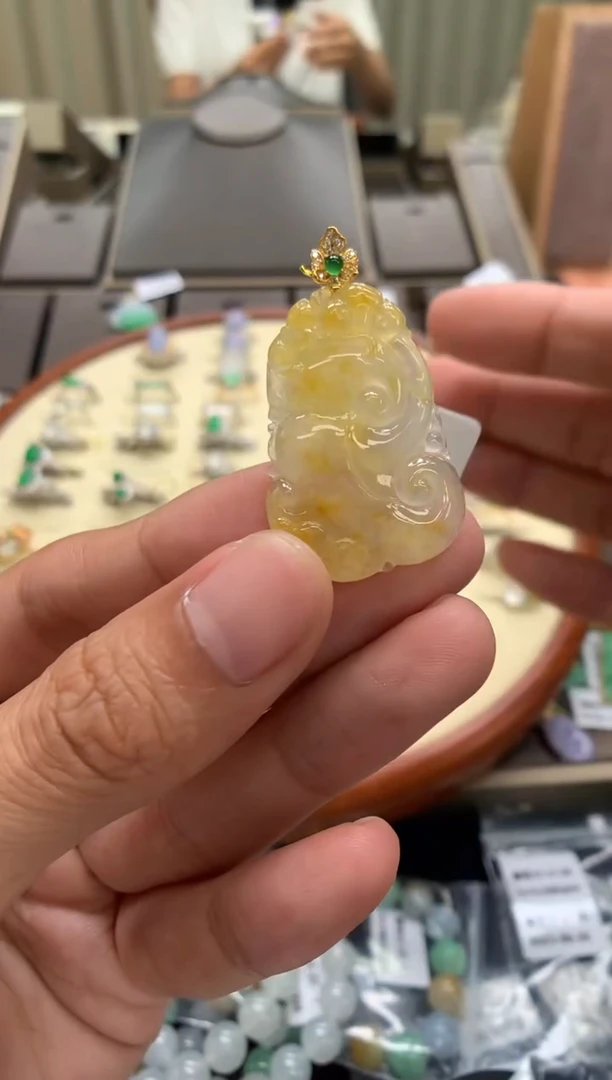 翡翠18K金镶嵌颈饰如意