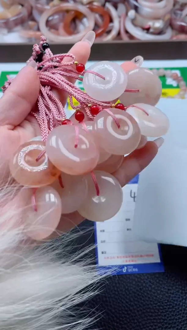 【闪购商品】石英质玉手镯未镶嵌桃花酿平安扣