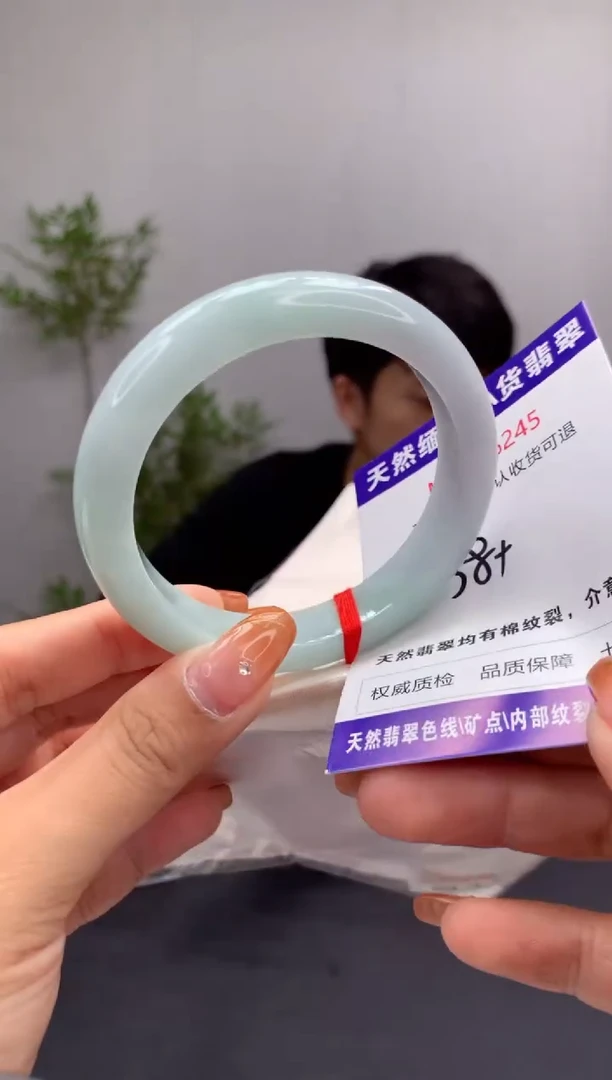 未镶嵌手镯翡翠有纹，完美者勿拍