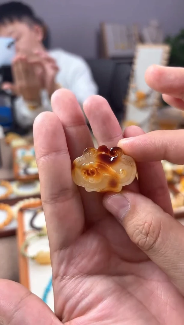 【闪购商品】琥珀裸石未镶嵌如意