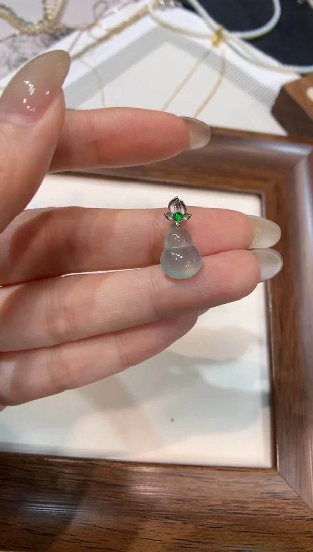 颈饰18K金镶嵌翡翠葫芦