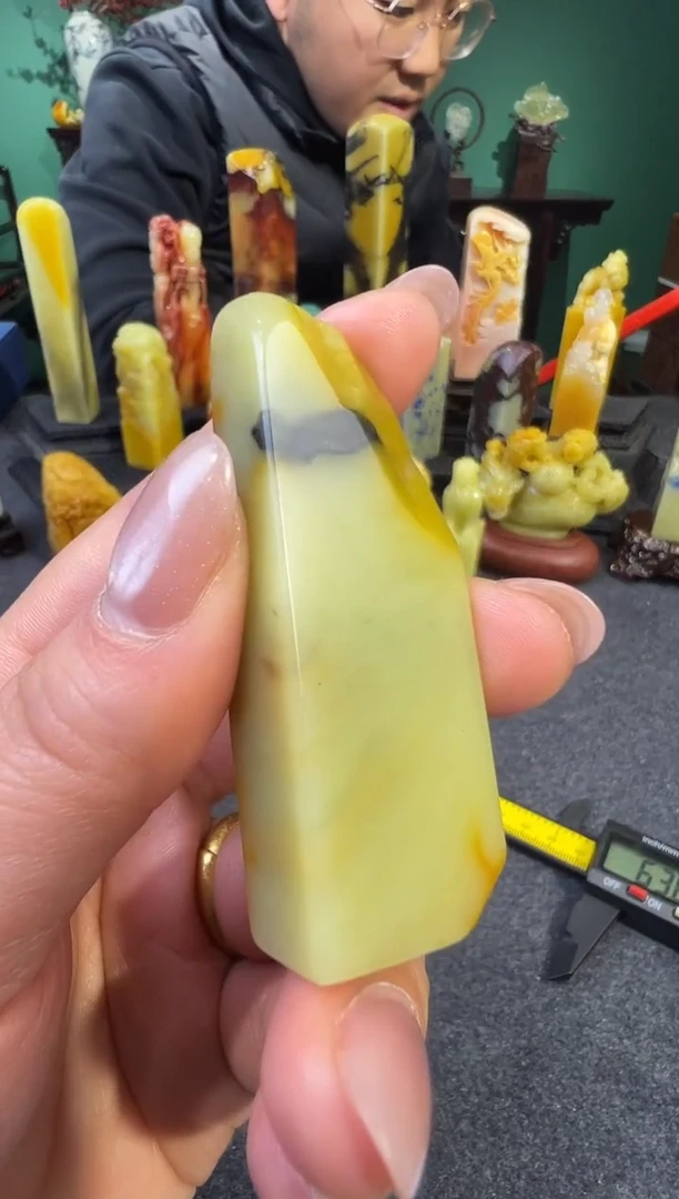 【闪购商品】青田石菜花黄素章