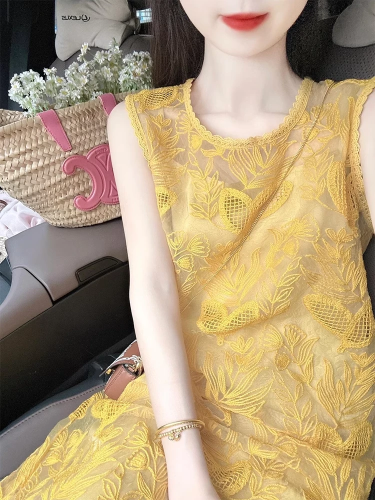 法式黄色蕾丝吊带连衣裙女2025年夏季新款高级感海边度假无袖裙子