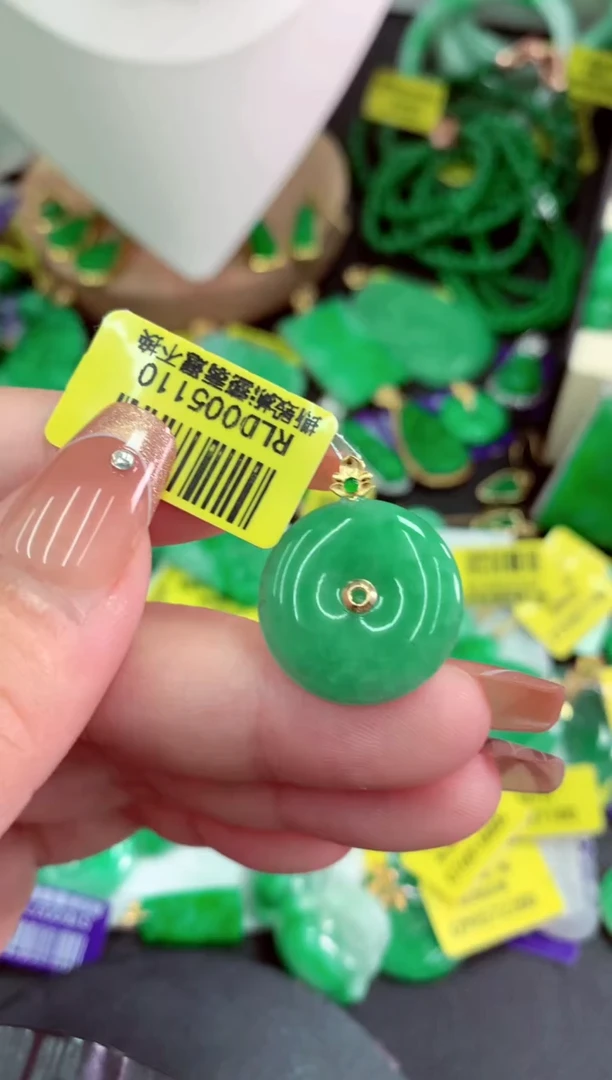 颈饰18K金镶嵌翡翠挂件