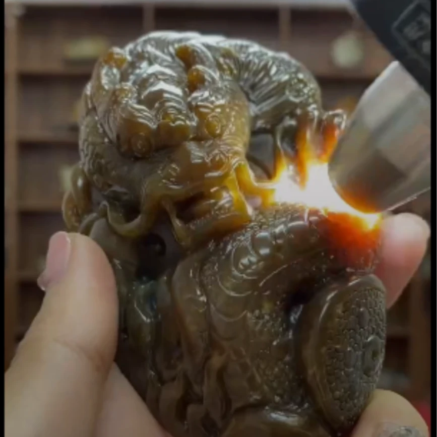 和田满糖龙手把件-