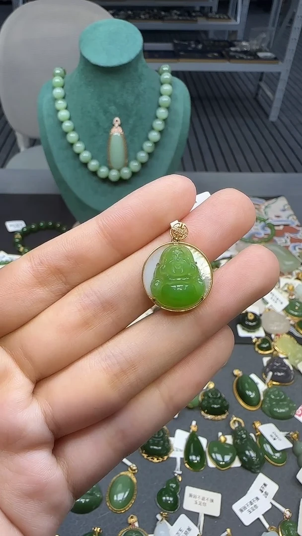 18K金镶嵌和田玉挂件1
