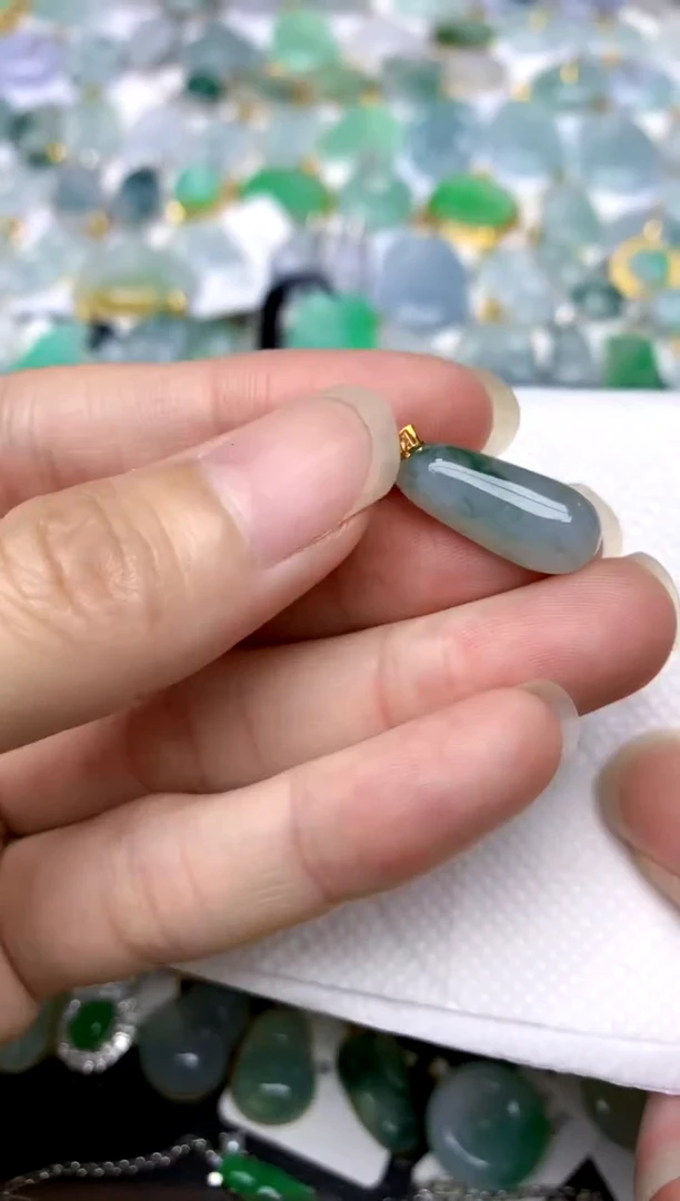 颈饰18K金镶嵌翡翠天然A货翡翠