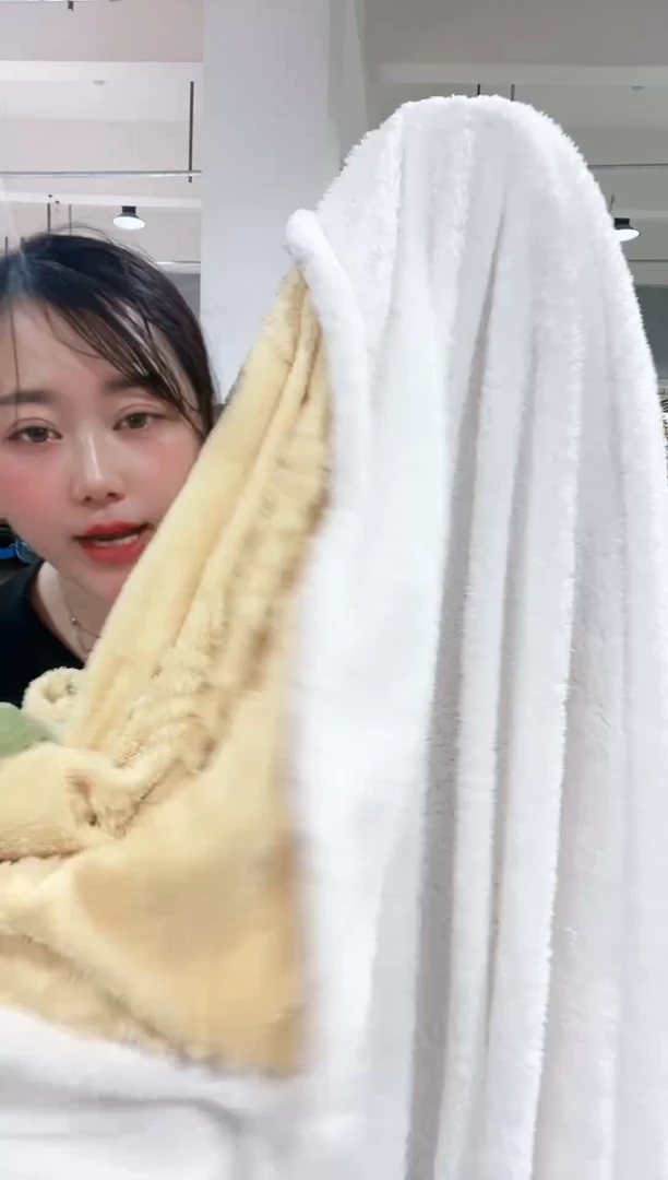牛奶绒主播手上展示的产品