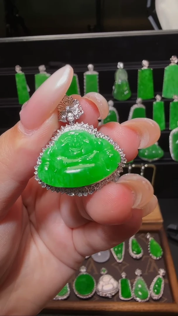 翡翠18K金镶嵌颈饰吊坠