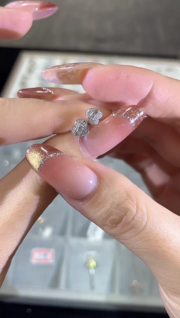 18K金镶嵌耳饰钻石耳饰