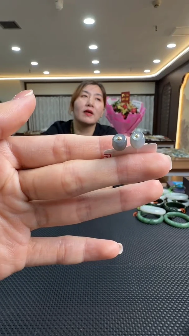 颈饰18K金镶嵌和田玉耳饰一对