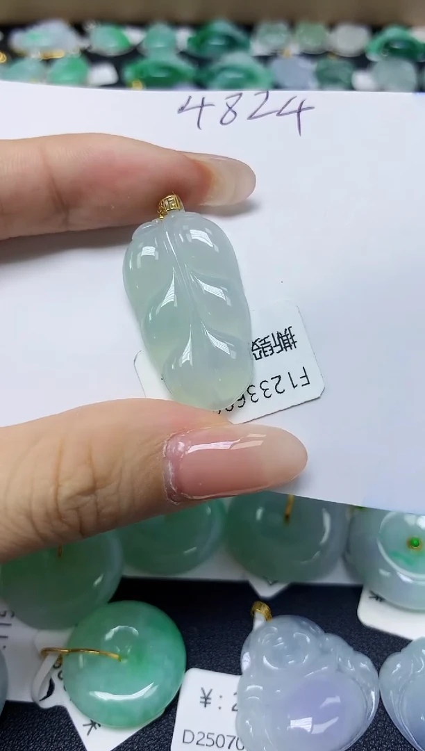 翡翠18K金镶嵌颈饰天然缅甸翡翠A货