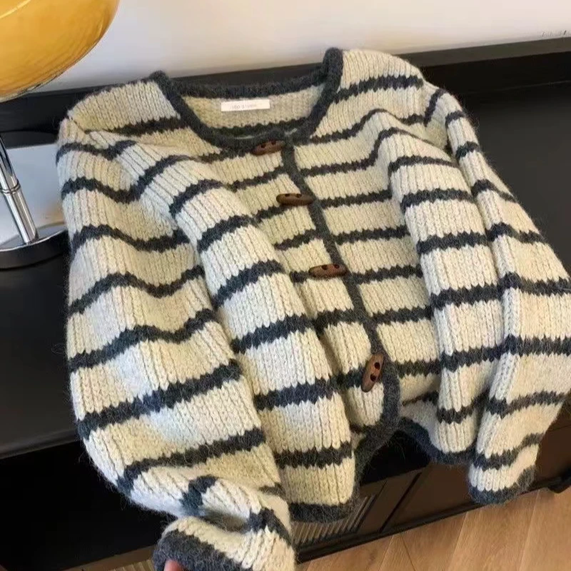 复古2025条纹针织外套秋冬慵懒牛角新款宽松短款开衫毛衣圆领
