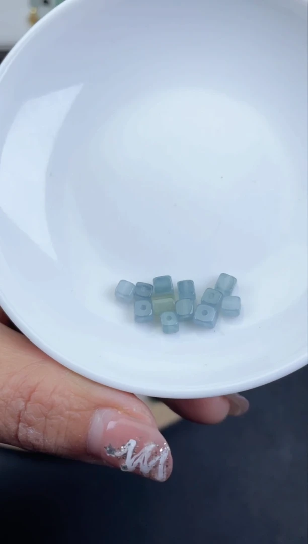 【闪购商品】翡翠颈饰未镶嵌危料12颗359