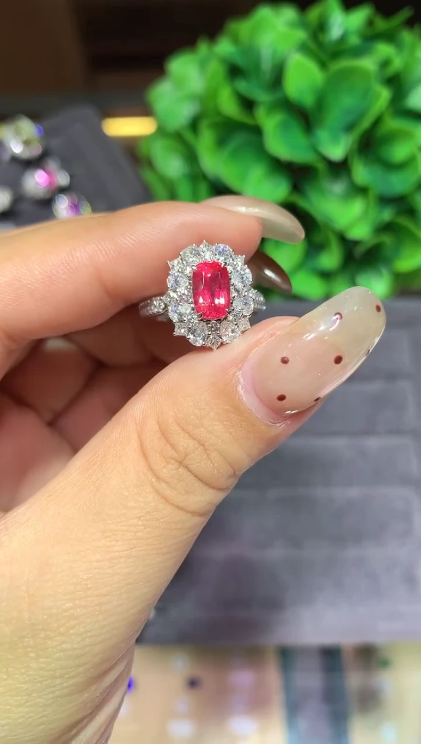 18K金镶嵌戒指尖晶石1.55ct