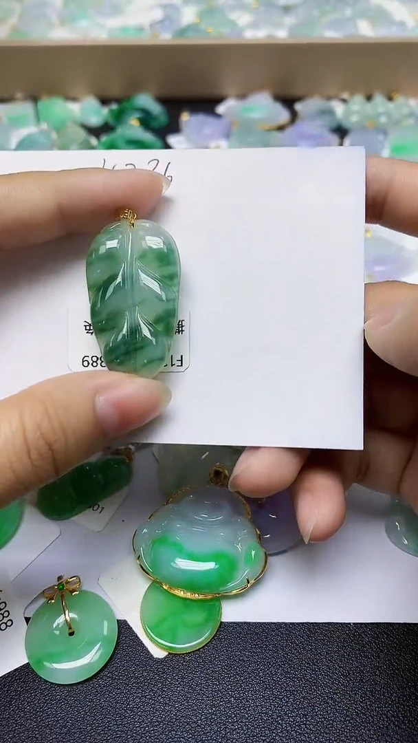 翡翠18K金镶嵌颈饰 天然缅甸翡翠A货
