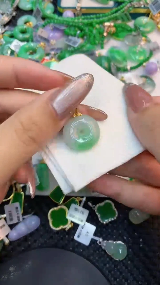 颈饰18K金镶嵌翡翠1