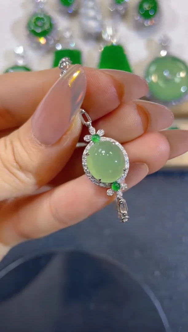 颈饰18K金镶嵌翡翠团购24