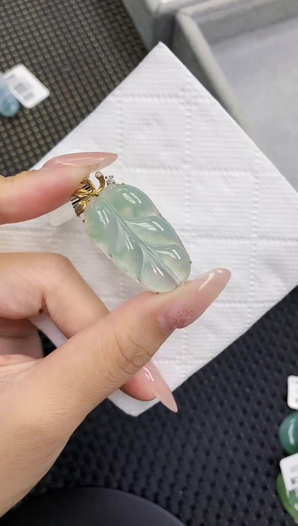 颈饰18K金镶嵌翡翠1111111111