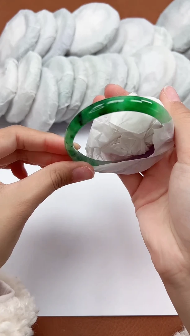 高端手镯，一物一拍M68