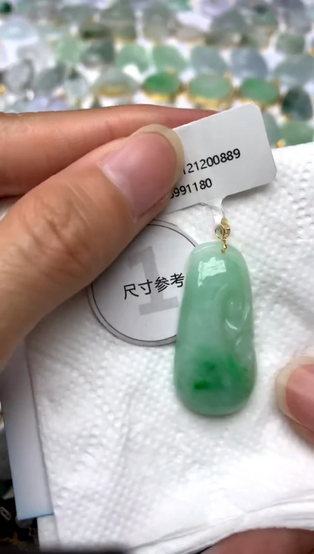 颈饰18K金镶嵌翡翠天然A货翡翠