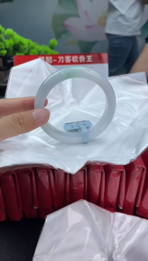 翡翠手镯未镶嵌1