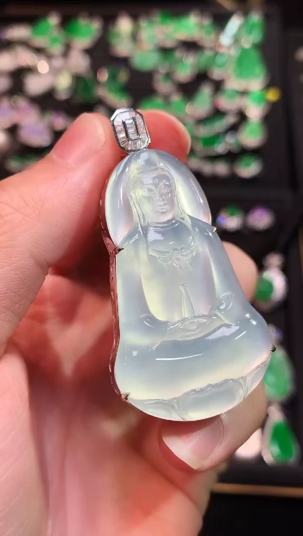 吊坠(赠链)18K金镶嵌翡翠玻璃种茅台白素衣观音吊坠