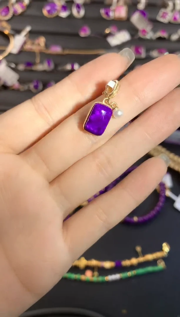 【闪购商品】苏纪石（舒俱来），18K金镶嵌丝绒提留