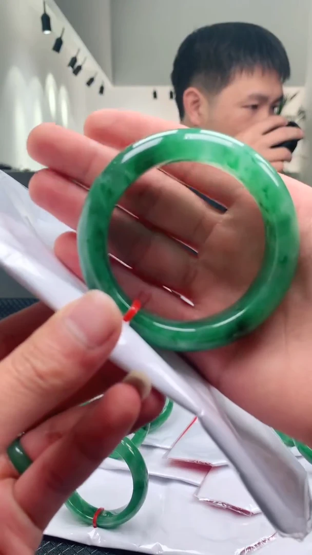 【闪购商品】石英质玉手镯未镶嵌冰飘花手镯