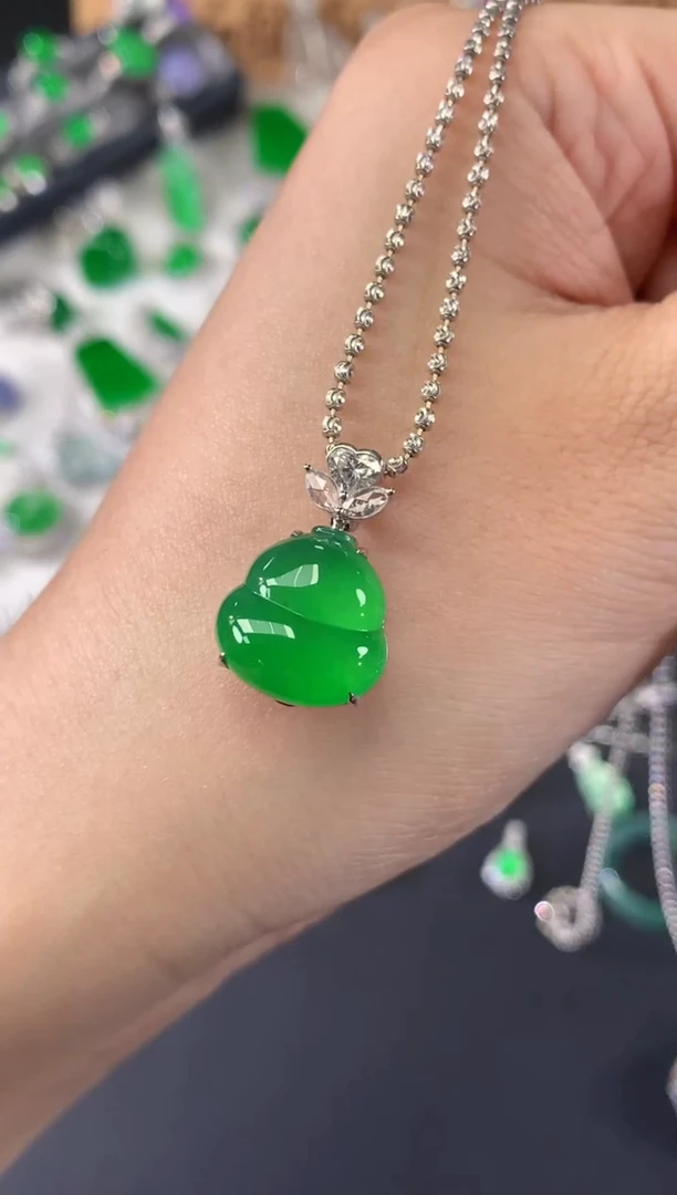 吊坠(不含链)18K金镶嵌翡翠萌****希Q310|69800定金