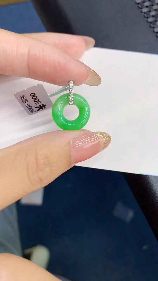 翡翠18K金镶嵌颈饰            8