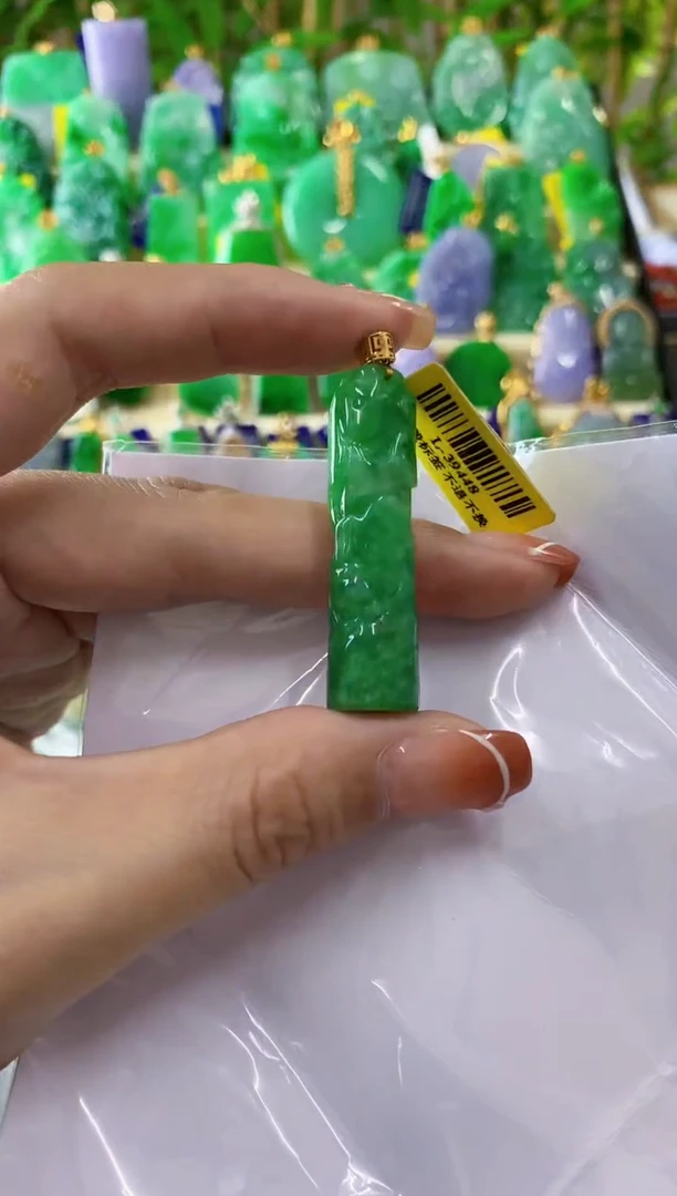 翡翠18K金镶嵌吊坠(不含链)缅甸翡翠挂件