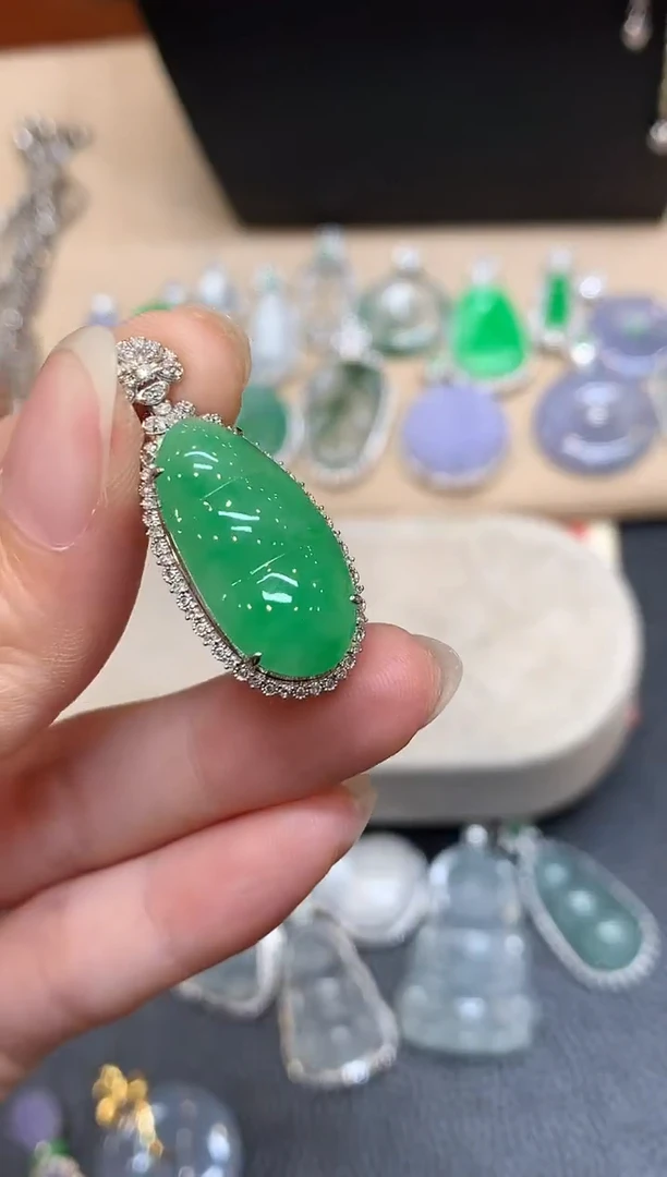 颈饰18K金镶嵌翡翠福豆【无服务费