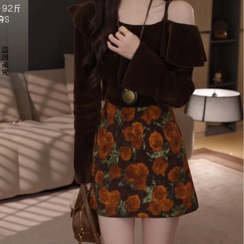 有运费险】洋气减龄小心机露肩丝绒上衣女2025秋季新款短裙套装