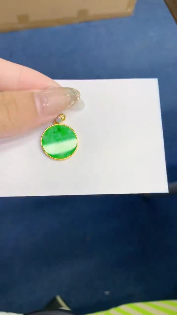 翡翠未镶嵌颈饰             1
