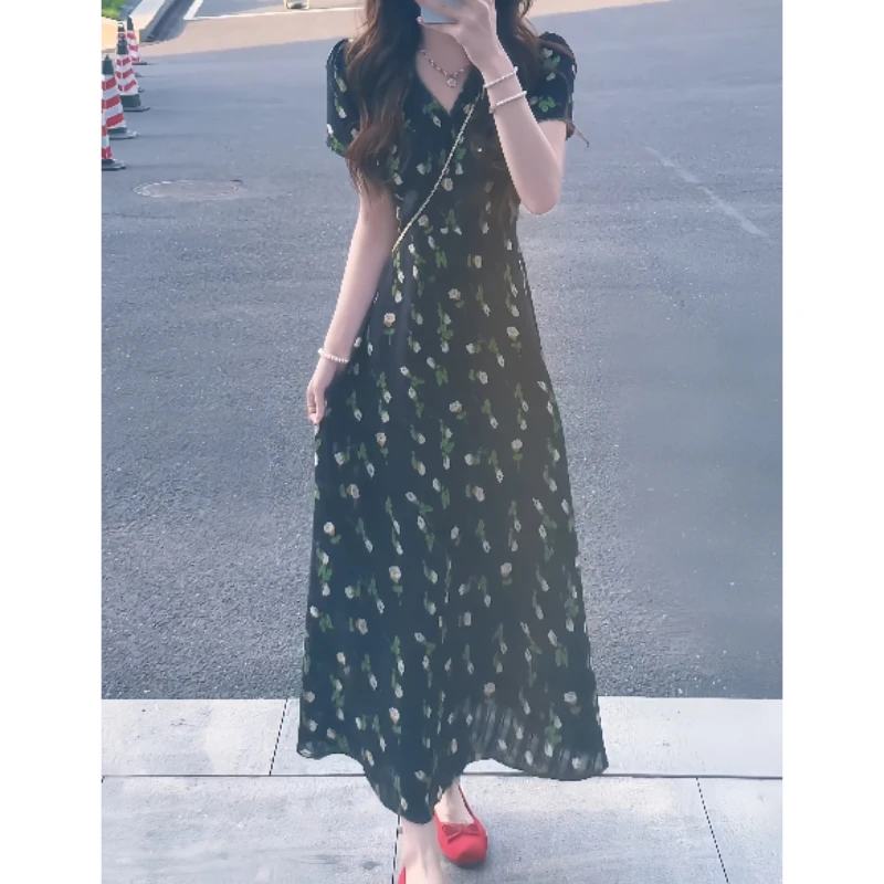 法式印花V领连衣裙秋季收腰显瘦长裙子女度假慵懒风温柔气质裙子