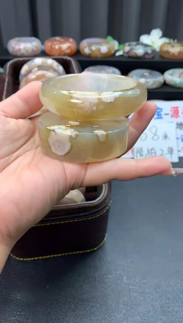 未镶嵌手镯石英质玉（59-60圈口）赠送镯心 无证书