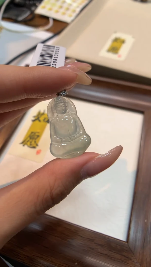 颈饰18K金镶嵌翡翠观音