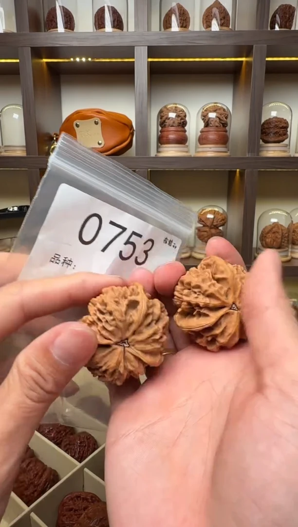 把件文玩核桃42.5龙鳞纹三棱0753