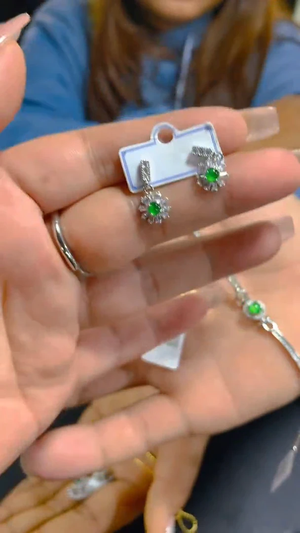 【闪购商品】翡翠耳饰未镶嵌0313240039多样性发一