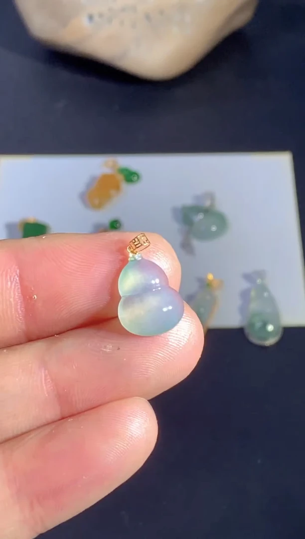 颈饰18K金镶嵌翡翠