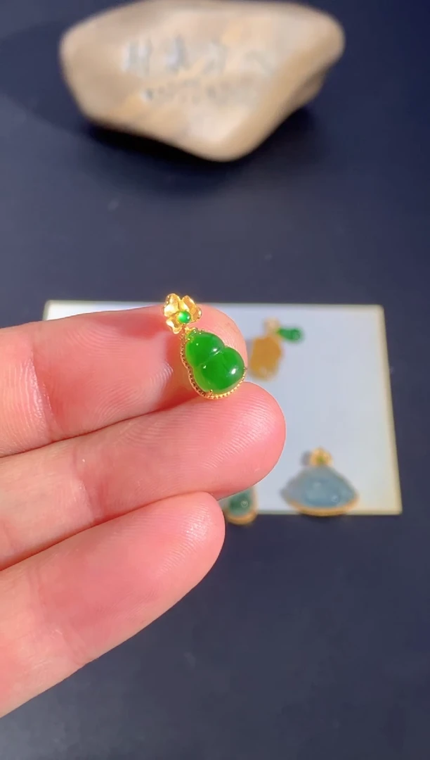 颈饰18K金镶嵌翡翠