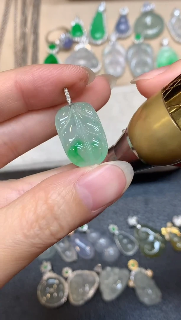 颈饰18K金镶嵌翡翠树叶【无服务费