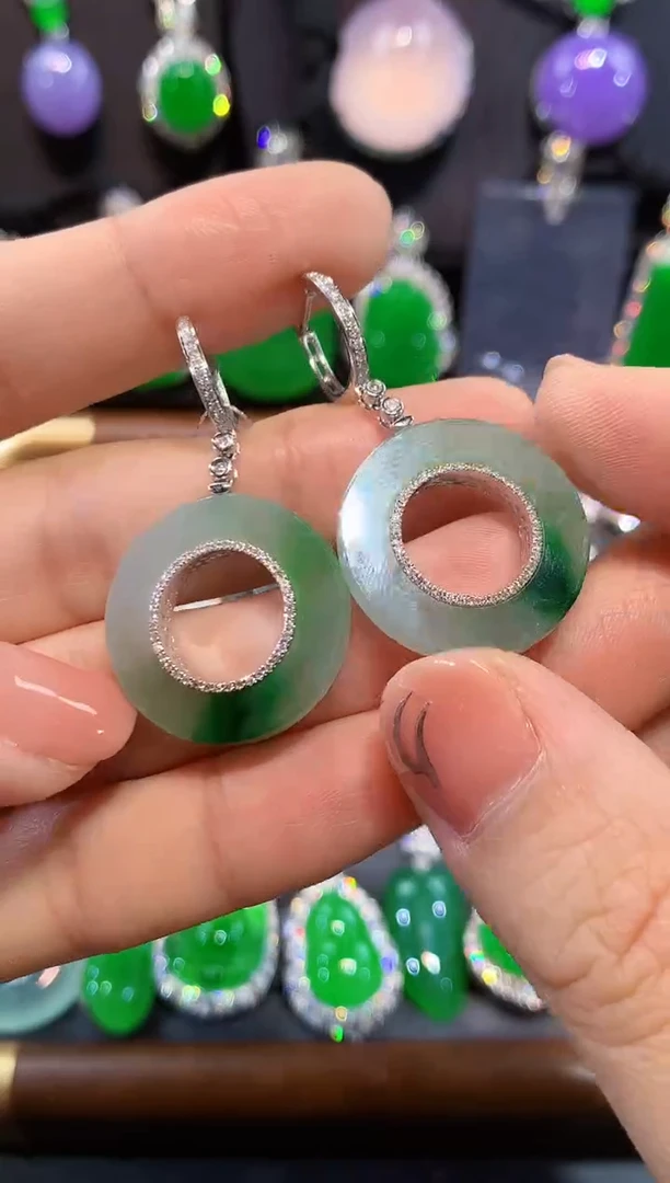 18K金镶嵌翡翠耳饰耳包