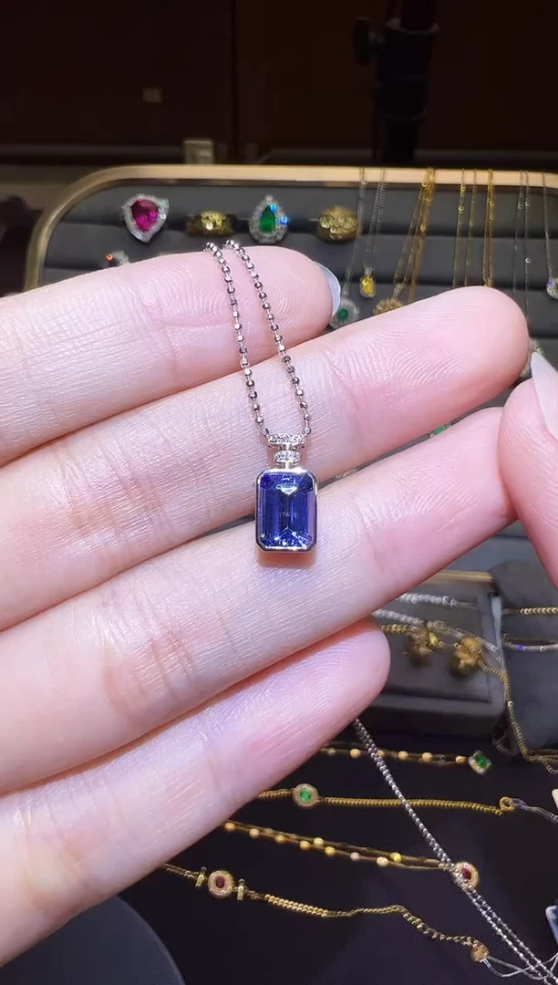 颈饰18K金镶嵌坦桑石1.1CT