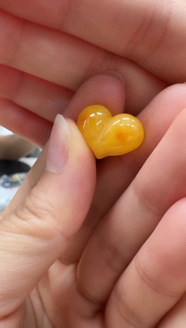 未镶嵌琥珀裸石如图