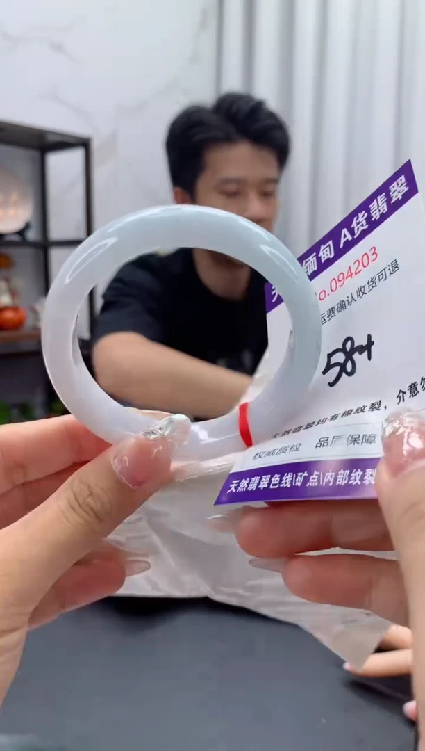 未镶嵌手镯翡翠有纹，完美者勿拍